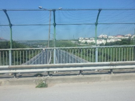 Çocukların otoyola attığı taş, isabet ettiği araçtaki yolcuyu öldürdü