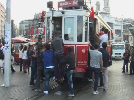 Çocukların tramvayla tehlikeli oyunu (Özel)