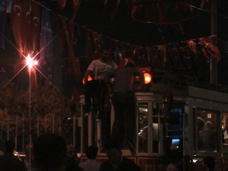 Çocukların tramvayla tehlikeli oyunu (Özel)