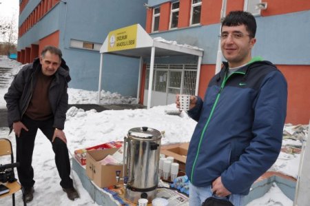 Çocuklarını Bekleyen Aileler, Bir Bardak Çay İle Isınmaya Çalıştı