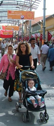 Çocuklarını Sevindirmek İsteyenler Pazarlara Koştu