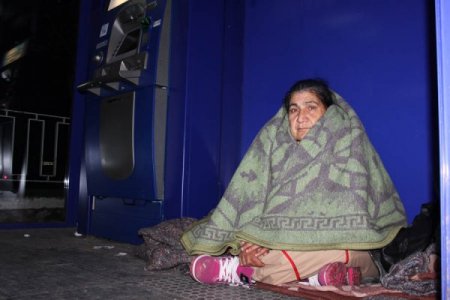 Çocuklarının evden attığı yaşlı kadın sokakta yaşıyor