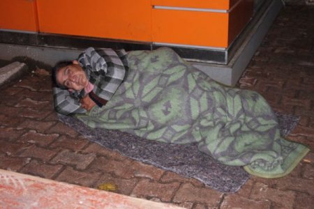 Çocuklarının evden attığı yaşlı kadın sokakta yaşıyor