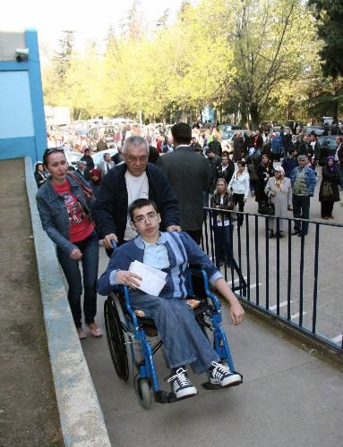 Çocuklarının Sınav Stresini Yenmeleri İçin Bebekleriyle Okul Bahçesine Geldiler