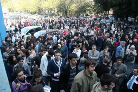 Çocuklarının Sınav Stresini Yenmeleri İçin Bebekleriyle Okul Bahçesine Geldiler