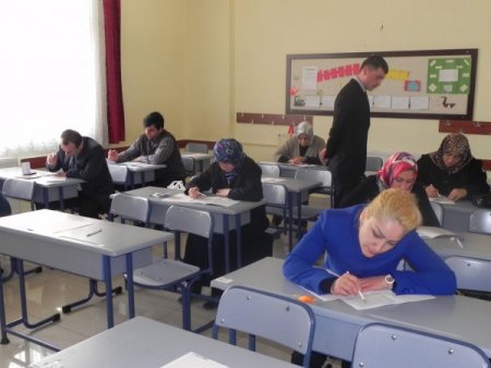 Çocuklarının Sırasında Sınava Girdiler