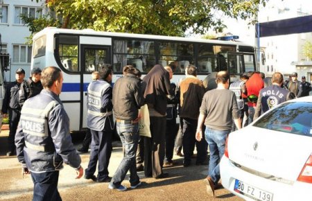 Çocuklarıyla tehdit ettikleri kadınları fuhşa zorlayan 7 örgüt üyesi tutuklandı