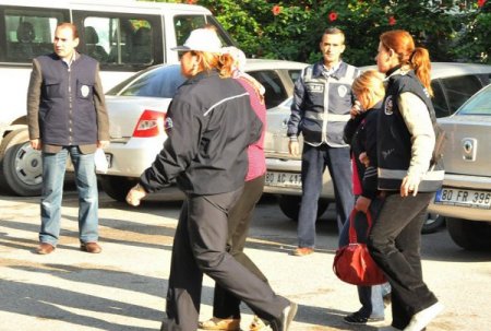 Çocuklarıyla tehdit ettikleri kadınları fuhşa zorlayan 7 örgüt üyesi tutuklandı