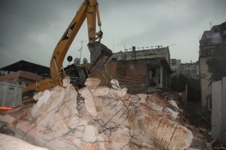 Çöken balkonun altında kalan yaşlı adam öldü