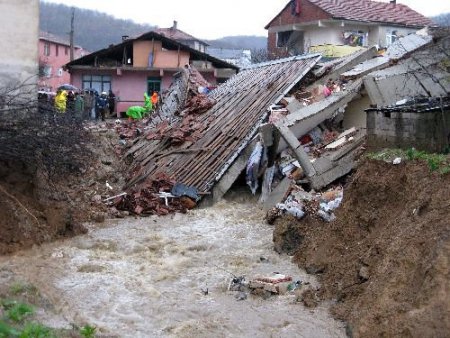 Çöken Binanın Altında Kalmaktan 5 Dakika İle Kurtuldular
