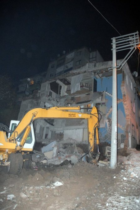 Çöken Binanın Boş Olması Faciayı Önledi (2)