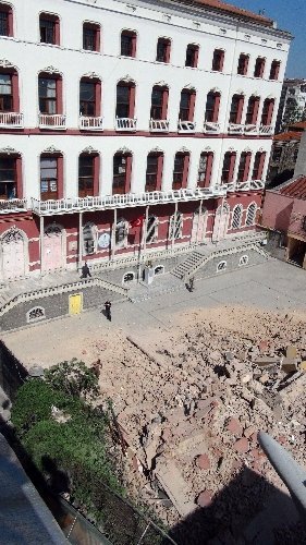 Çöken binanın sahibi, yandaki inşaatı suçladı