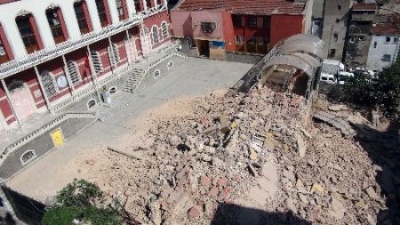 Çöken binanın sahibi, yandaki inşaatı suçladı