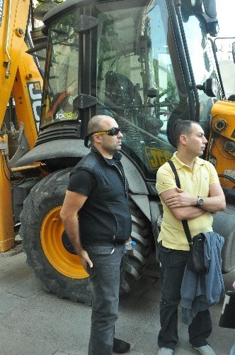 Çöken binanın sahibi, yandaki inşaatı suçladı