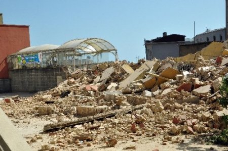 Çöken binanın sahibi, yandaki inşaatı suçladı