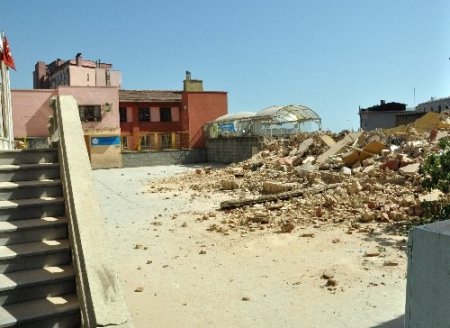 Çöken binanın sahibi, yandaki inşaatı suçladı