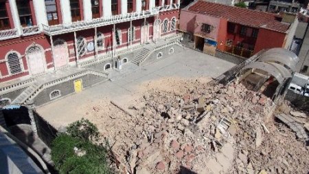 Çöken binanın sahibi, yandaki inşaatı suçladı