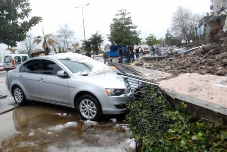 Çöken İstinat Duvarında Çalışmalar Sürüyor