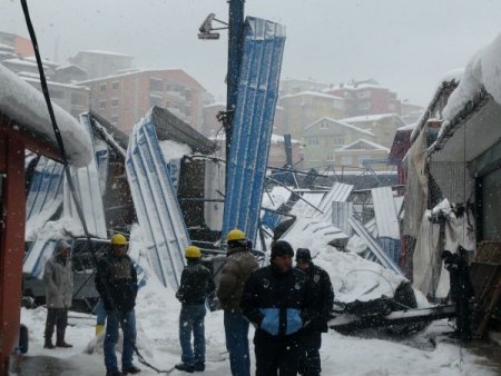 Çöken Pazar Yerinde Polis Ve Zabıta Nöbet Tutuyor