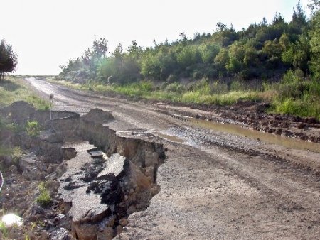 Çöken yol tehlike saçıyor