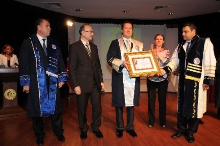 ÇOMÜ'den Ahmet Özhan’a fahri doktora