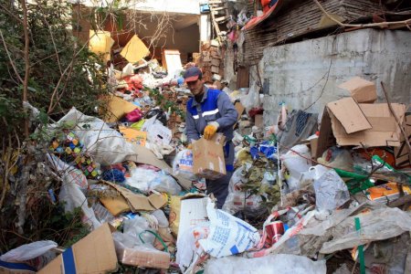 Çöp ev sahibi kadın, görevlileri anayasa mahkemesine gitmekle tehdit etti
