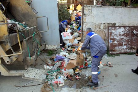 Çöp ev sahibi kadın, görevlileri anayasa mahkemesine gitmekle tehdit etti