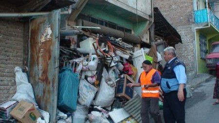 Çöp evden çıkan metal eşyayı satan zabıta parayı iade etti
