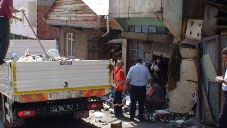 Çöp evden çıkan metal eşyayı satan zabıta parayı iade etti