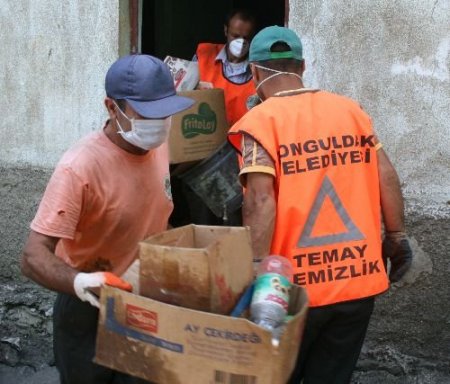 Çöp Evi Boşaltılırken Gözyaşı Döktü