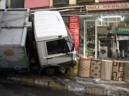 Çöp Kamyonu, Çöplerini Topladığı İş Yerine Girdi