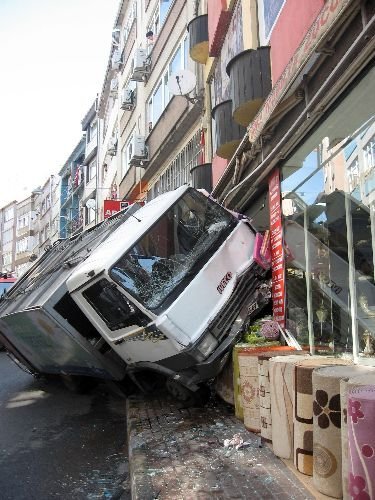 Çöp Kamyonu, Çöplerini Topladığı İş Yerine Girdi