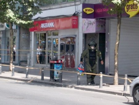 Çöp kutusundaki çanta polisi alarma geçirdi