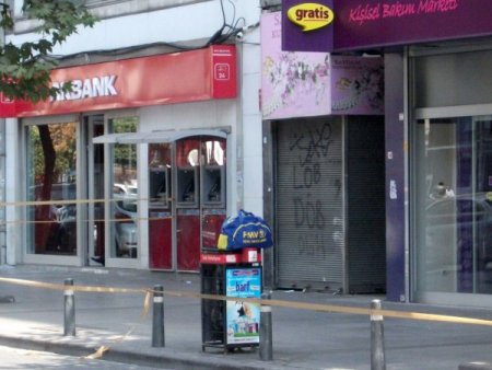 Çöp kutusundaki çanta polisi alarma geçirdi