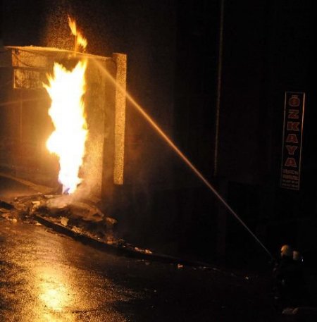 Çöp Yangını Doğalgaz Kutusuna Sıçradı; Facianın Eşiğinden Dönüldü
