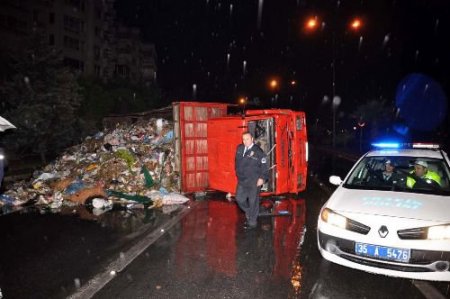 Çöp Yüklü Kamyon Devrildi