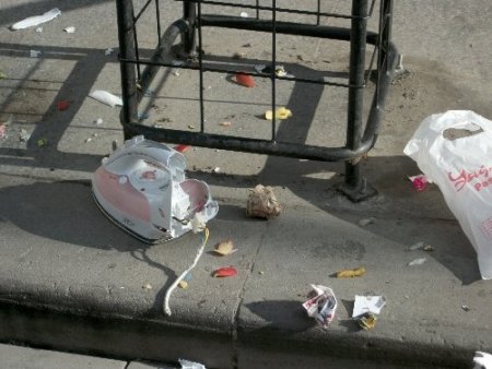 Çöpe Bırakılan Ütü, Metro Çıkışı Bomba Paniğine Neden Oldu