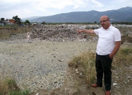 Çöplüğe Dökülen Zeytin Karasuyu Esnafı Çileden Çıkardı