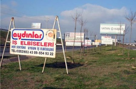 Çorlu'da Görüntü Kirliliği Oluşturan Reklam Panoları Sökülüyor