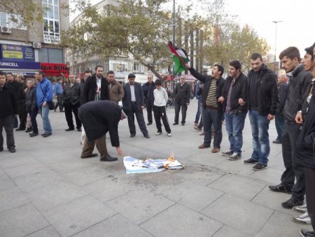 Çorlu'da İsrail bayrağını yaktılar