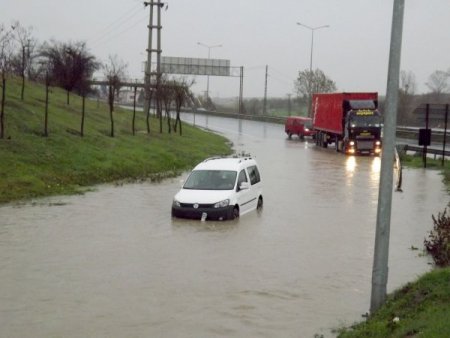 Çorlu'da sağanak yağmur olumsuz etkiledi