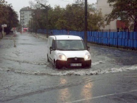 Çorlu'da sağanak yağmur olumsuz etkiledi