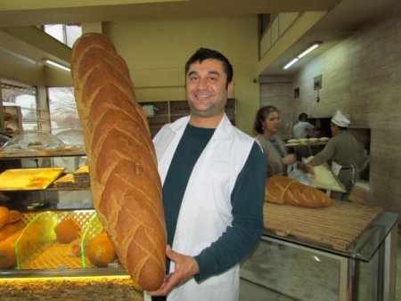 Çorlu'da üretilen devasa büyüklükteki balina ekmek büyük ilgi görüyor