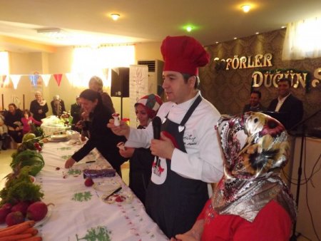 Çorlulu hanımlar, mutfaktaki hünerlerini Oktay Usta'nın beğenisine sundu
