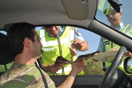 Çorum polisinden 'Ceza Yeme, Leblebi Ye' uygulaması