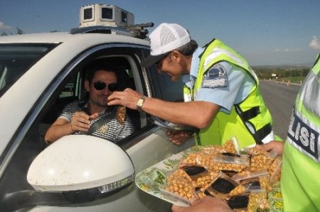 Çorum polisinden 'Ceza Yeme, Leblebi Ye' uygulaması