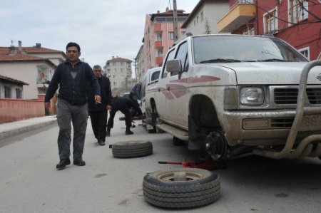 Çorum'da alkollü gençler 120 aracın lastiğini kesti