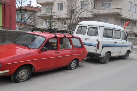 Çorum'da alkollü gençler 120 aracın lastiğini kesti