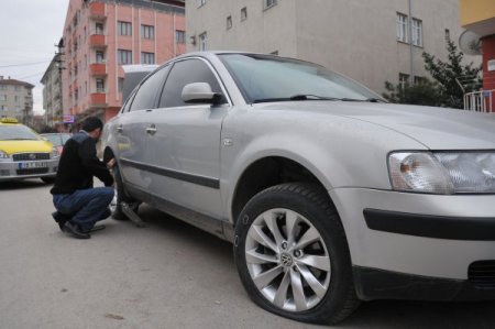 Çorum'da alkollü gençler 120 aracın lastiğini kesti