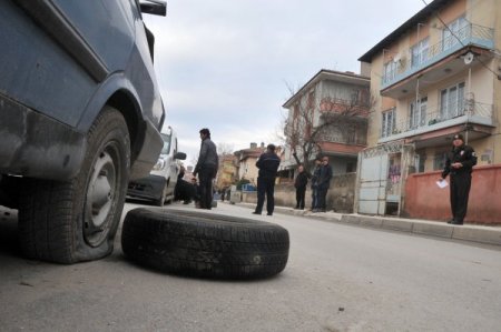Çorum'da alkollü gençler 120 aracın lastiğini kesti